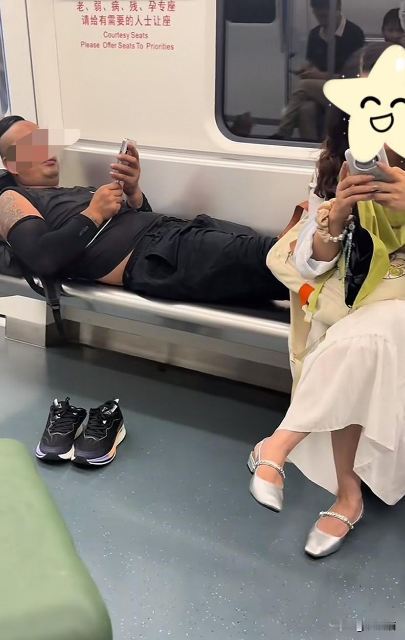 湖南，男子在地铁上躺平占据多个座位，老人让他起身让出座位，男子不理不睬。

高先