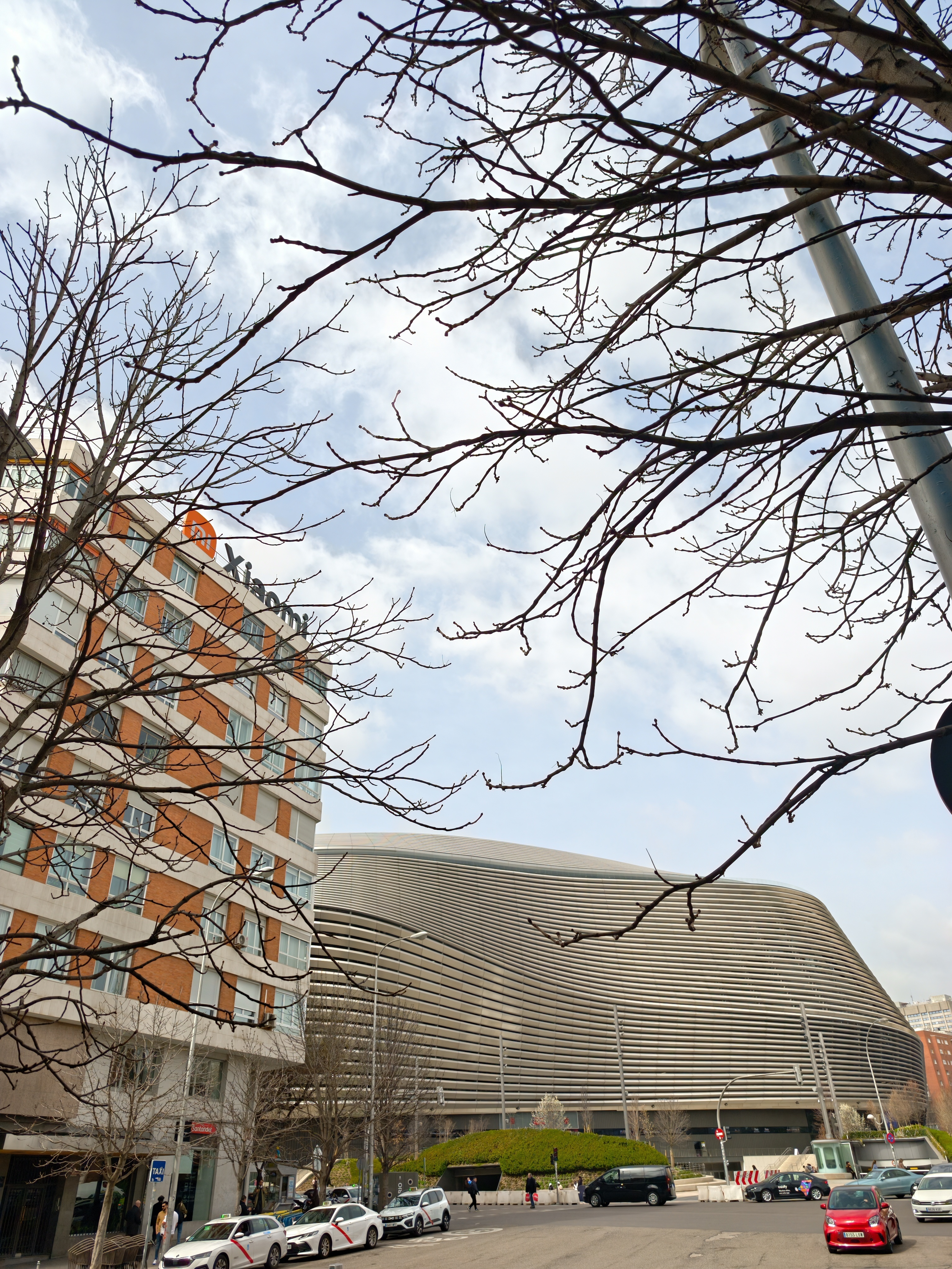 在西班牙马德里伯纳乌球场附近，看到了海信，比亚迪和小米的牌子这业务相当的广了，在