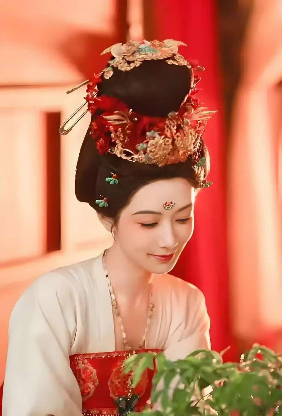 在《国色芳华》里，县主初到洛阳时表现出的“怕冷”，暗藏着远超体感的深意。 刘母带