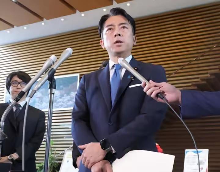 12月6日，日本防卫省却在当天深夜紧急更新了辽宁舰航母战斗群的动态——这本身就极