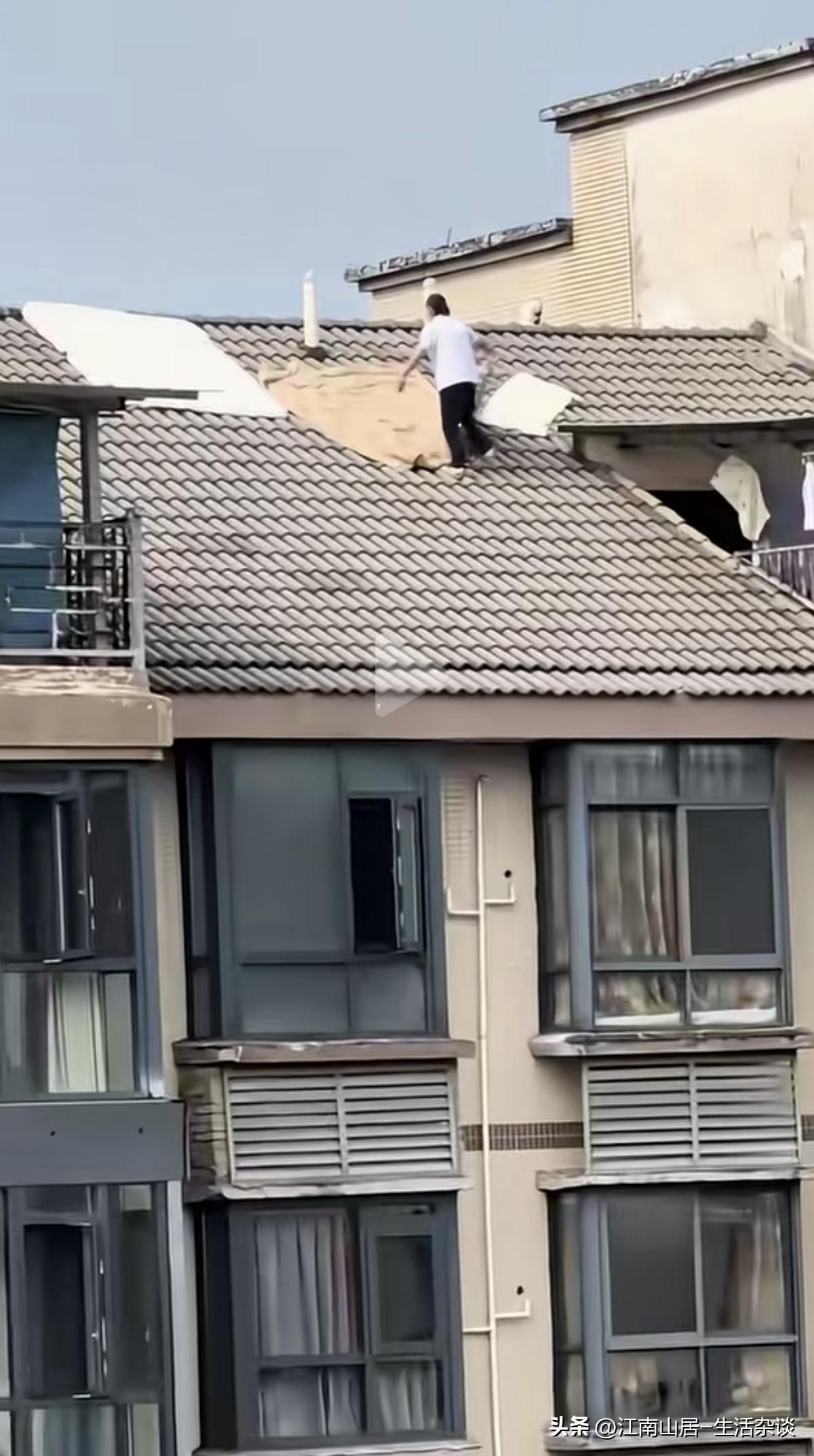 有时候阳台上晒被子，空间不够大，要拿到公共区域去晒，这是可以理解的。但是拿到这种