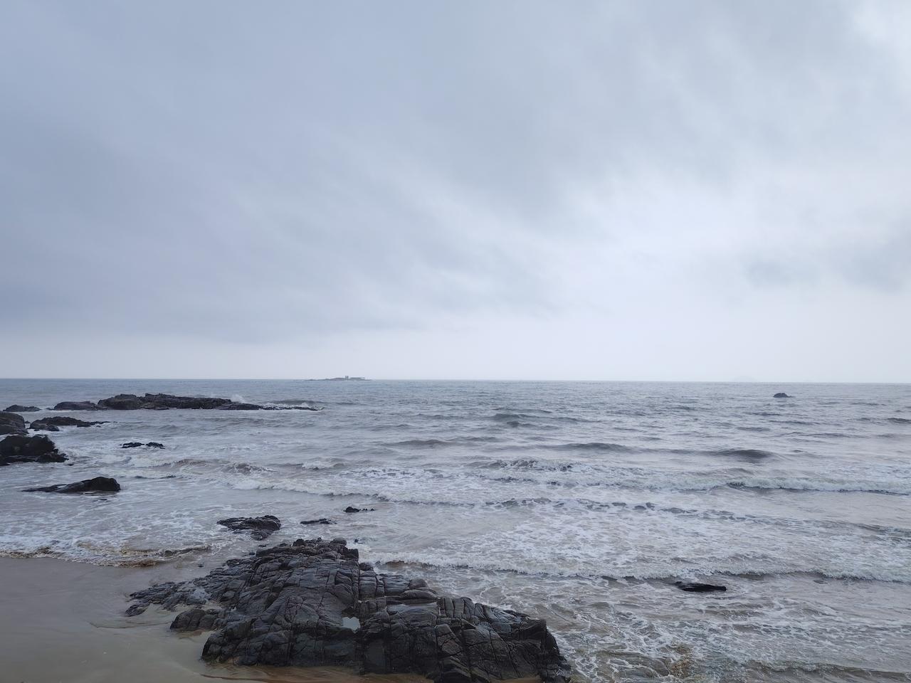 今日之青岛市区，多云间阴有阵雨或雷雨。当前，崂山沿海，海浪翻滚，阴云密布，且隐隐