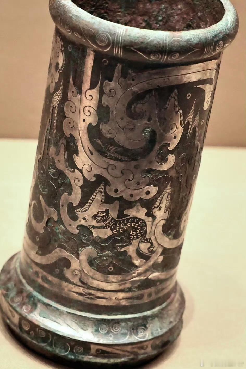 西汉错银仙山纹筒形器，不知是不是车上的伞柄 