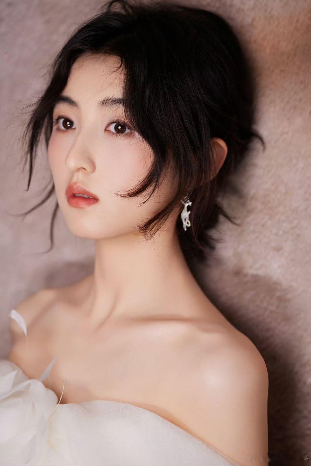 张子枫新年第一抽 看张子枫手持花篮的样子淡雅又迷人，这确定不是仙女本仙？发现张子