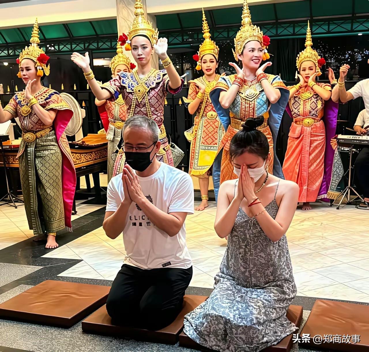 王石先生和田女士在泰国旅游拜佛，入乡随俗，在四面佛前祈福不用太上纲上线。
年过7