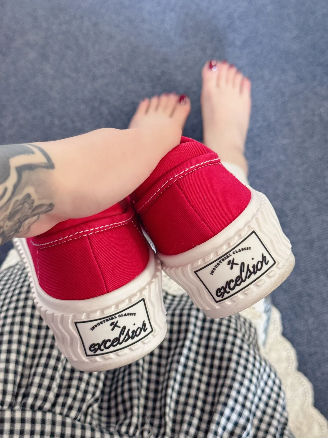 红色饼干鞋配长裙