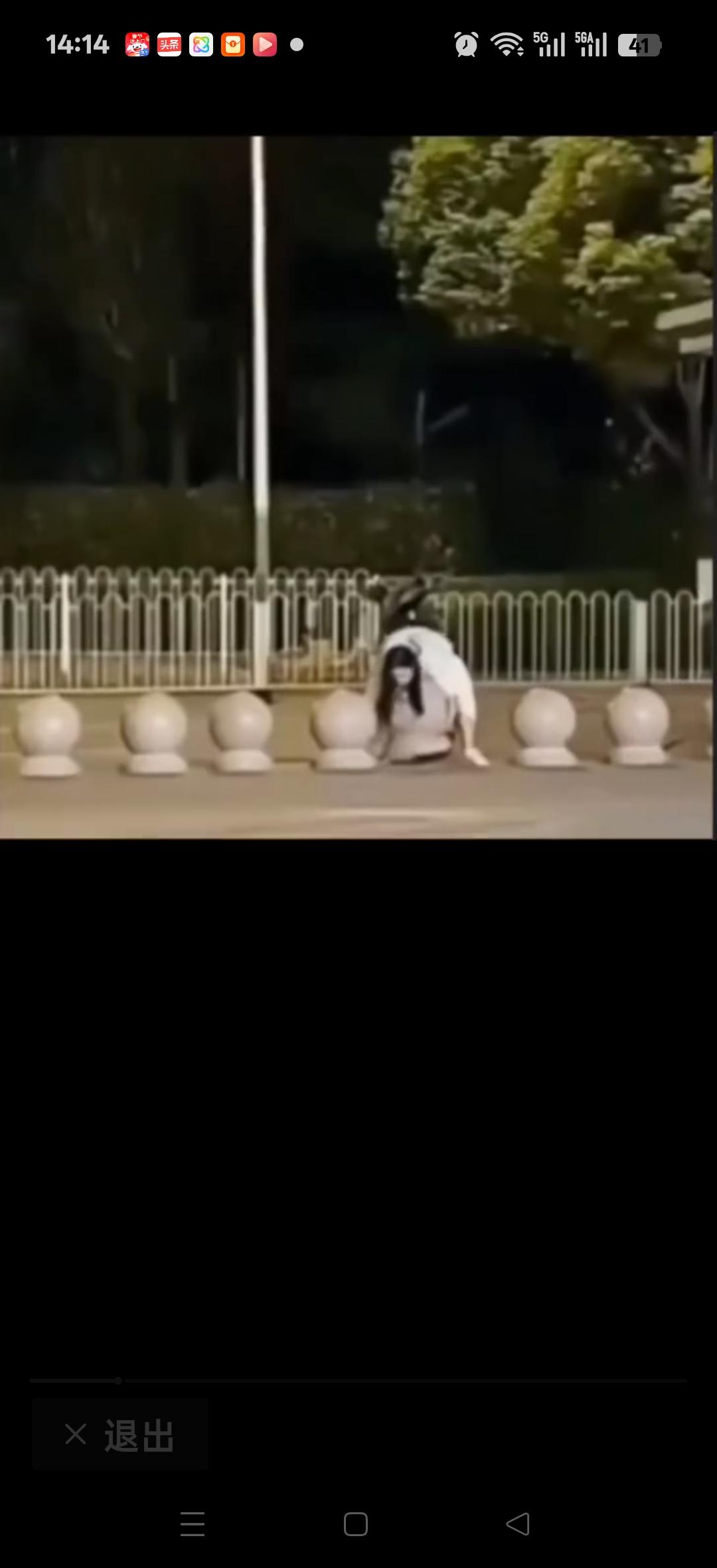 我见过讲究的，没有见过这么讲究的，一女子骑电瓶车，前面有石墩，她弯腰把它抱在了一