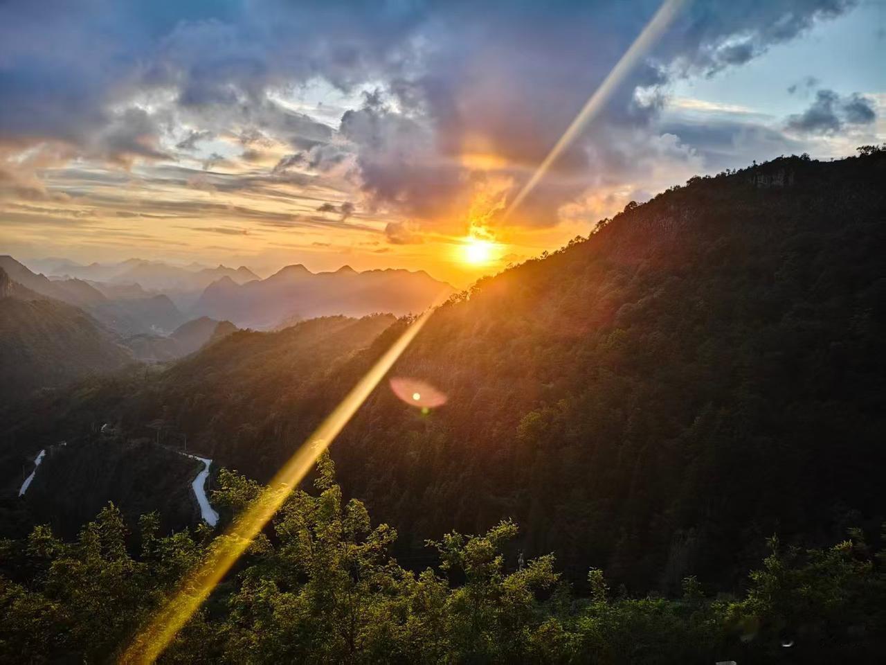 你发现没，
人这一辈子，
就是生了一颗红楼梦的心，
却生活在水浒的世界里，
想交
