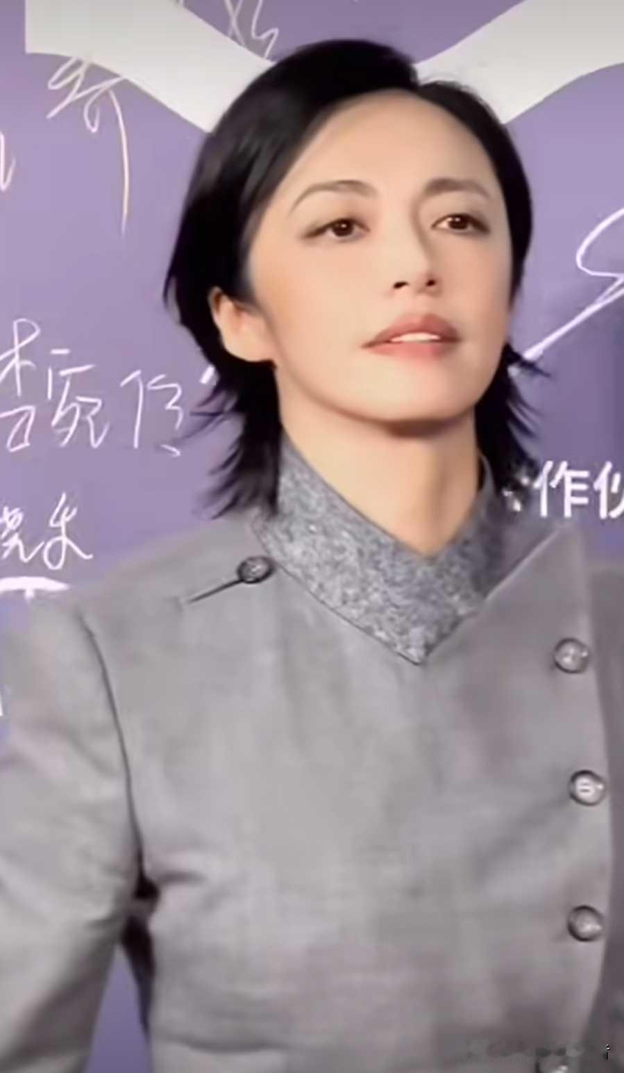 姚晨离婚后罕见露面，姚晨这新造型也太干净利索，透着一种女性自信的魅力。
姚晨新造