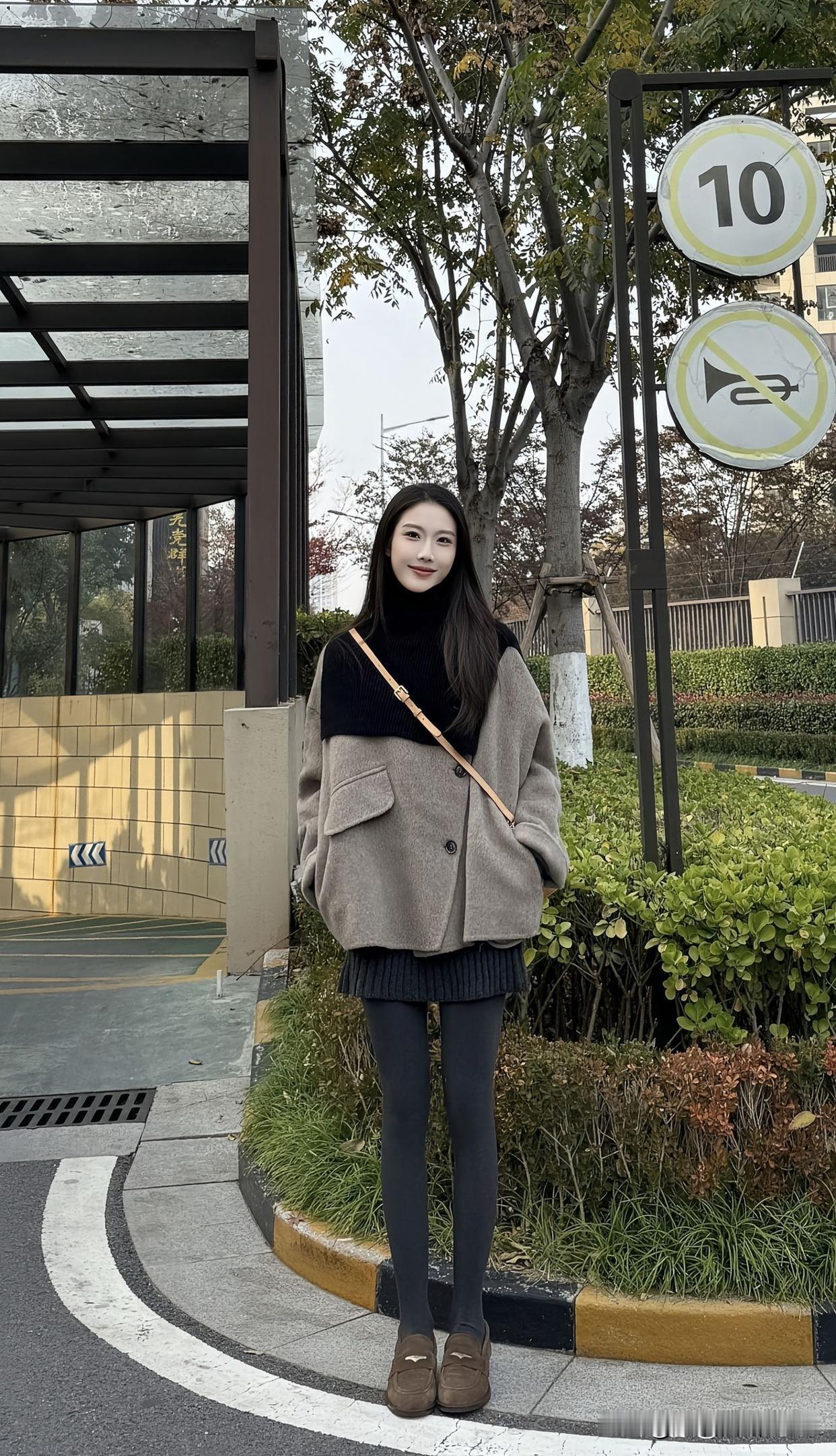 秋日用温暖毛衣搭配黑色紧身裤出街，简直是简单又时髦的选择。
不过除了毛衣配紧身裤