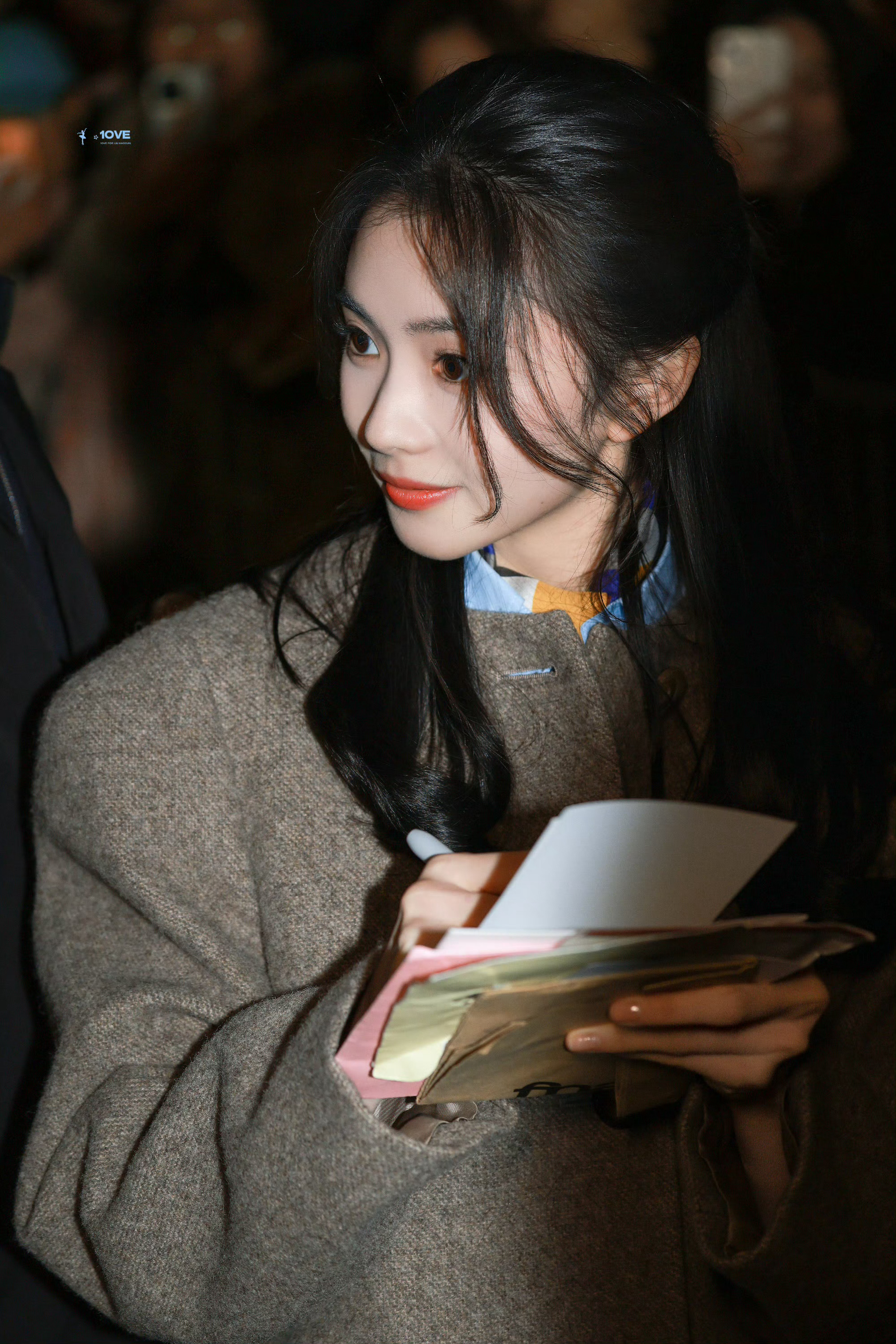 刘浩存星味这组图真的把浩存的星味儿拍绝了！棕呢大衣衬得肌肤冷白胜雪，浅蓝色衬衫领