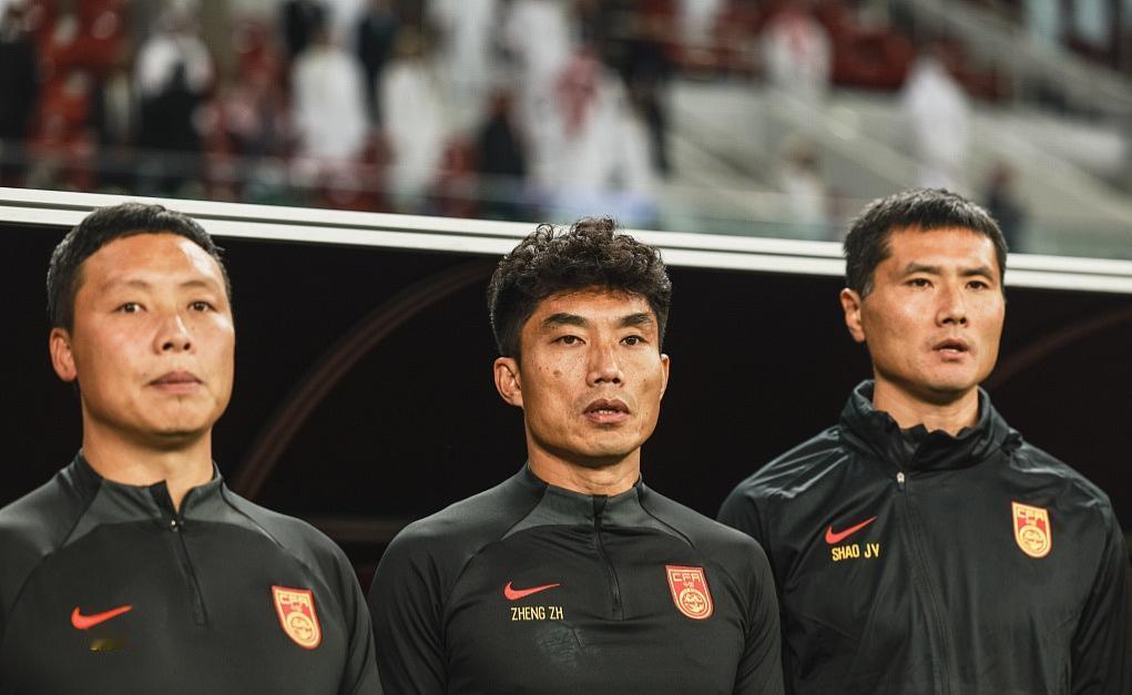 郑智终于获官宣，成为青岛西海岸的主教练，下面这张图片真的挺神奇的，仅仅1年时间，