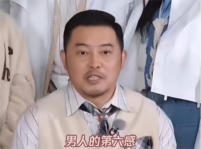 跑男玩猜打人游戏，

沙溢和乔欣被打，

沙溢看着李晨：“不是你。”

乔欣：“