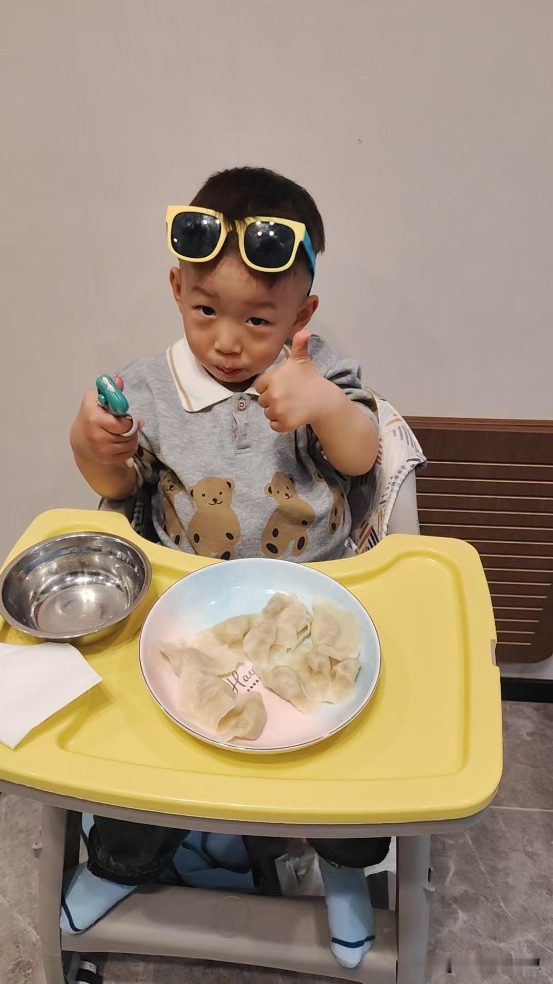 看看这一地狼藉都是小宝的杰作！

自从回来，爷爷奶奶来了，家里热闹了，小宝心情好