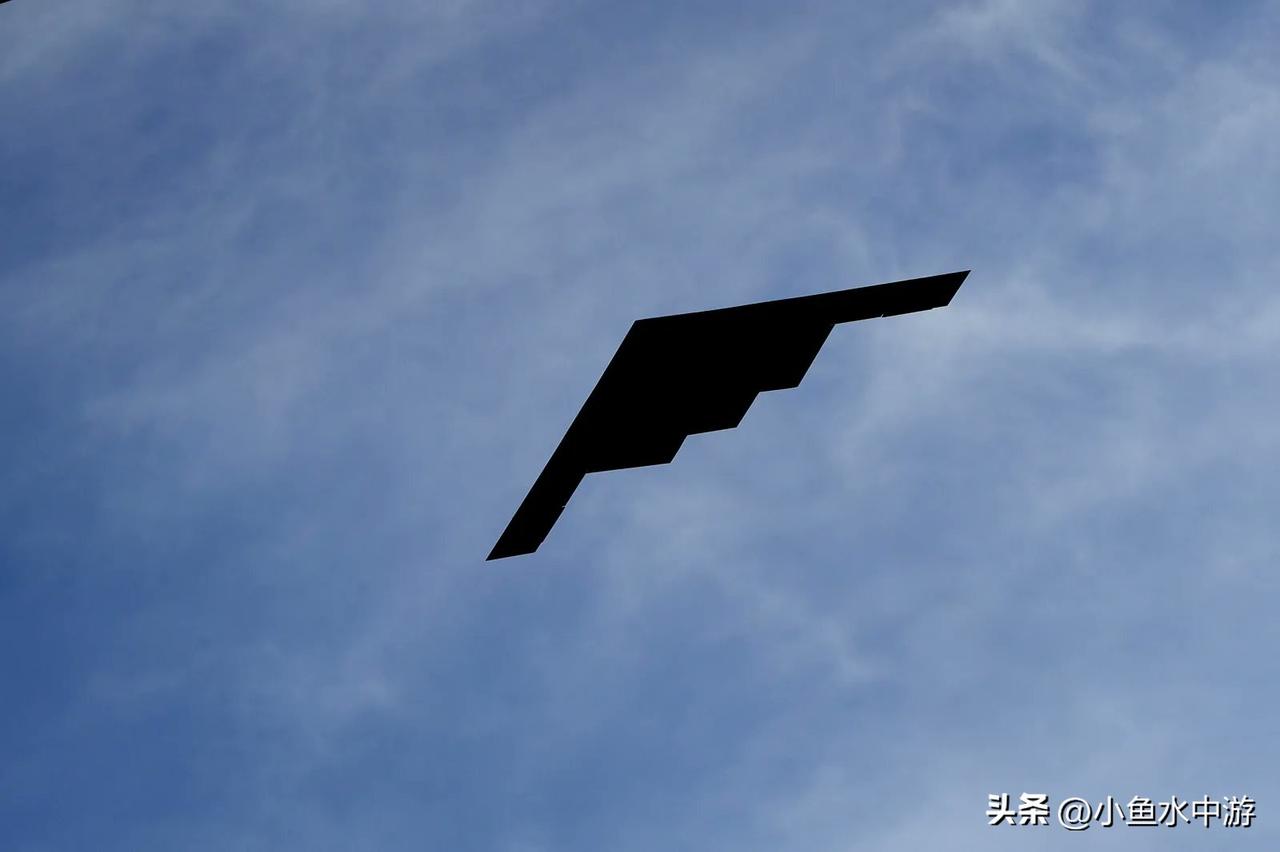 🇺🇸🇮🇷 美国对伊朗开战
 
德黑兰的上空在周六被照亮。
B-2 轰炸机