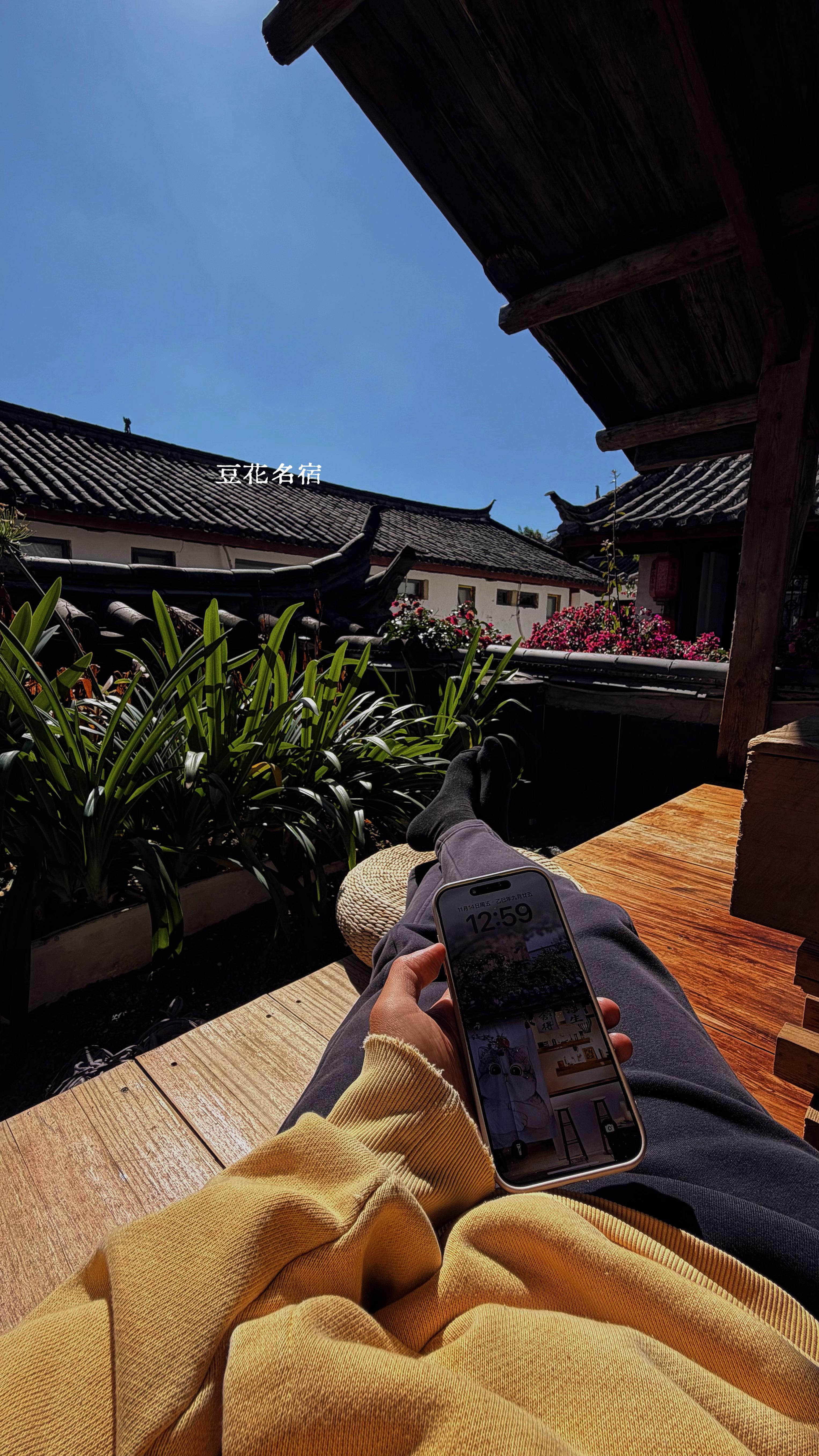 丽江客栈这露台也太绝了！晒着太阳暖乎乎的，还刚好晒不到脸，泡杯普洱茶，午后戴上眼