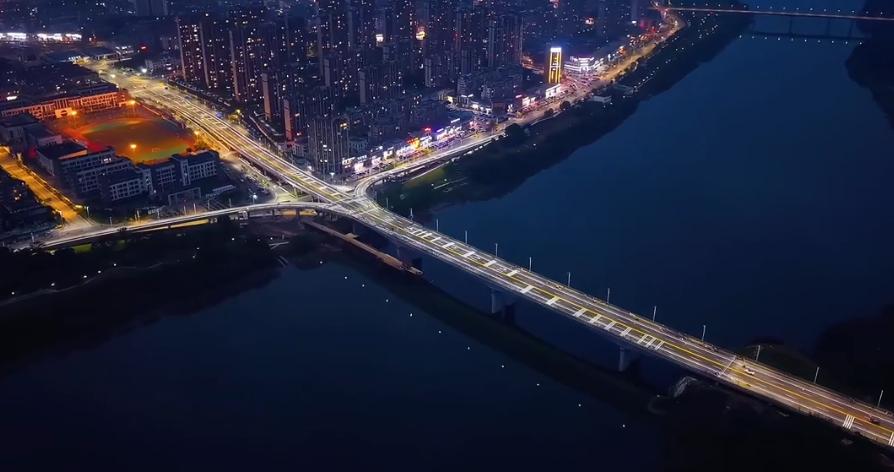 贵溪：一桥霓虹映芗溪！



5月11日，备受全市人民关注的芗溪大桥试通车，这座