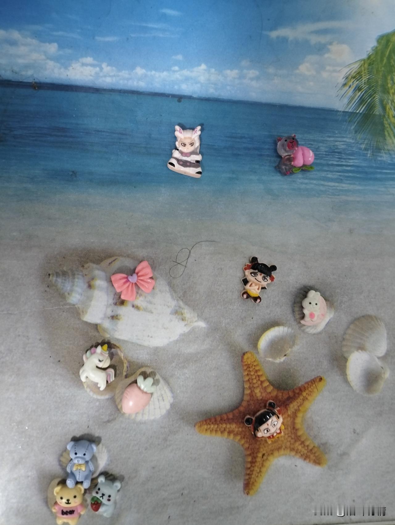 他和朋友去交换了礼物，

他的朋友给他的都是小玩具，

他把自己的大玩具给别人交