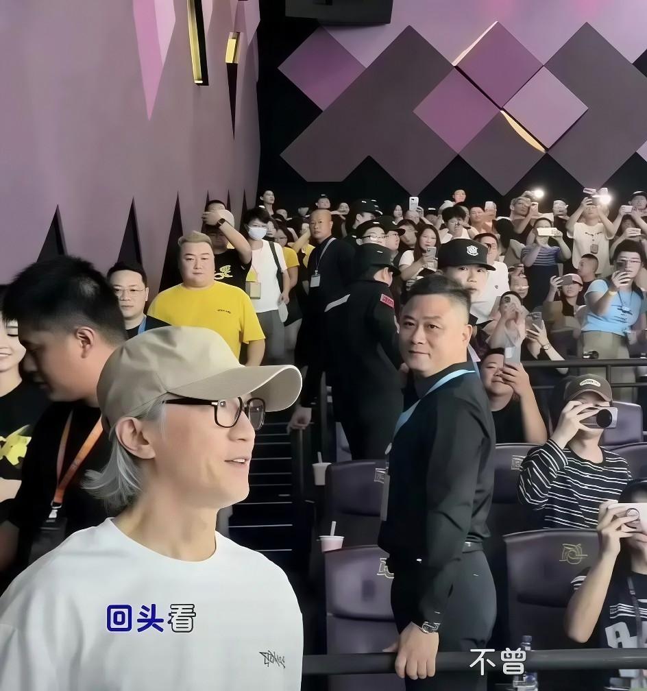 身价老总假扮保安混入星爷路演现场，放下所有体面，只为近距离多看偶像一眼，全程目光