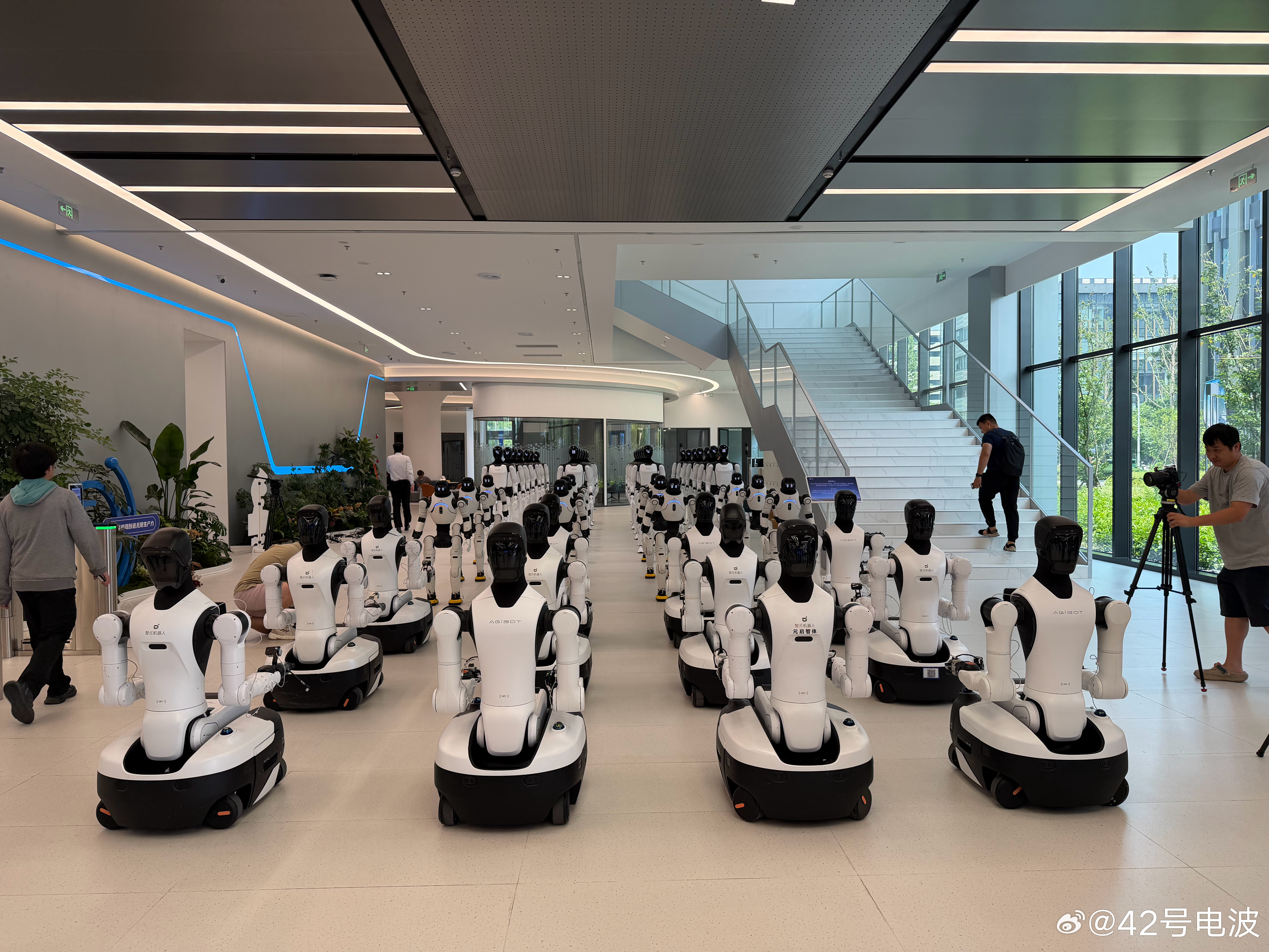 智元第 15000 台通用具身机器人将在今天量产下线，这回现场摆了 52 台机器