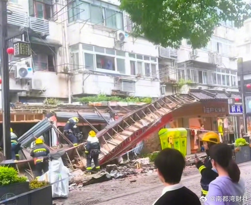 【#上海七宝老街沿街5间商铺店招店牌脱落#！当地称无人受困受伤】近日，有网友在社