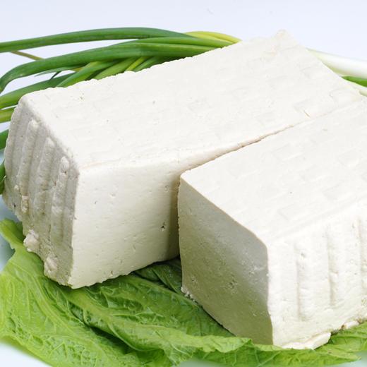 阿姨，你吃我豆腐呢——
买菜时，见一阿姨拿起一块豆腐，闻了闻，放下了。
“闻什么