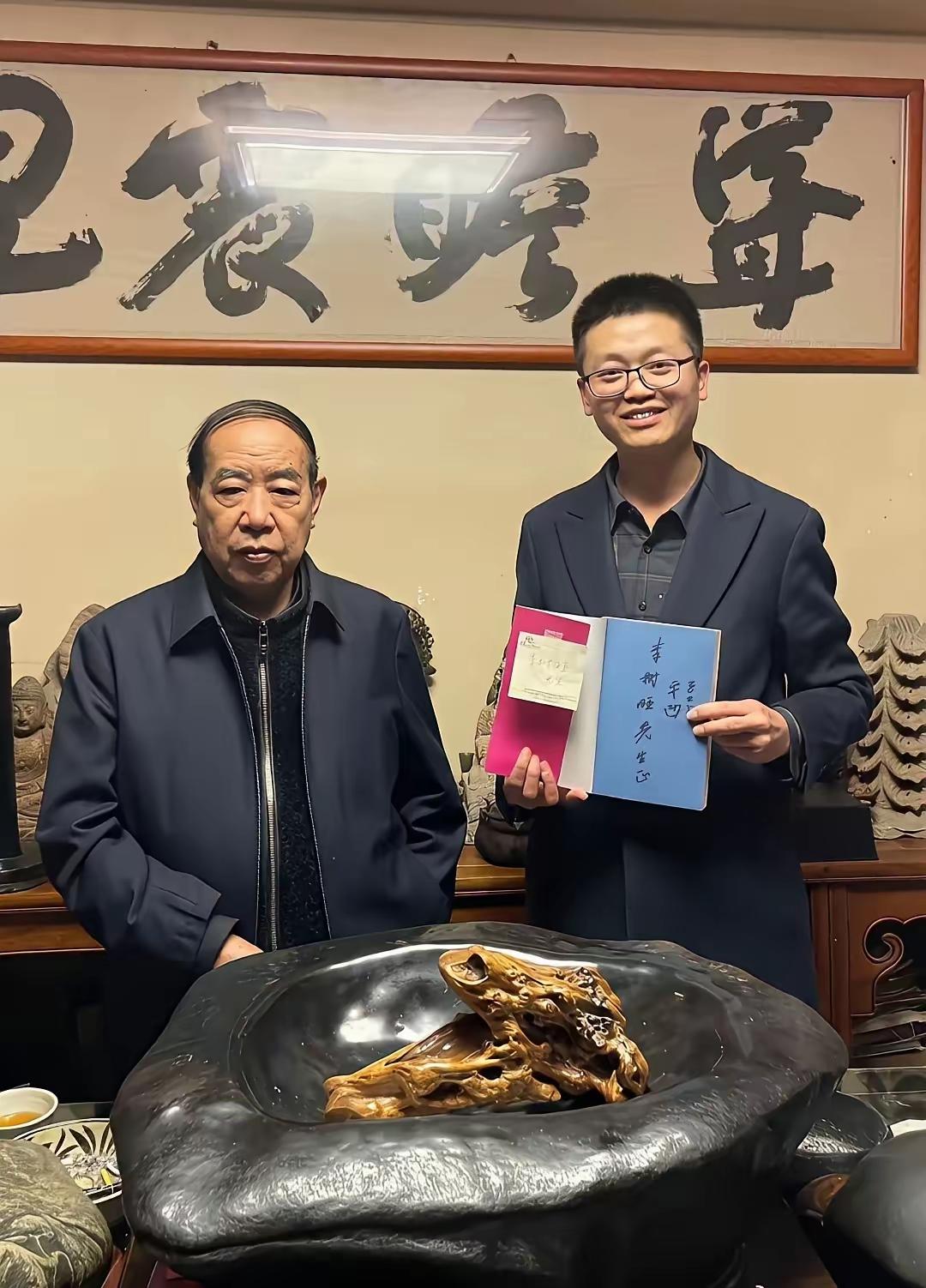 贾平凹现在看起来非常的不高兴。他是西北的大文豪，这一点毋庸置疑。只可惜他的女儿没