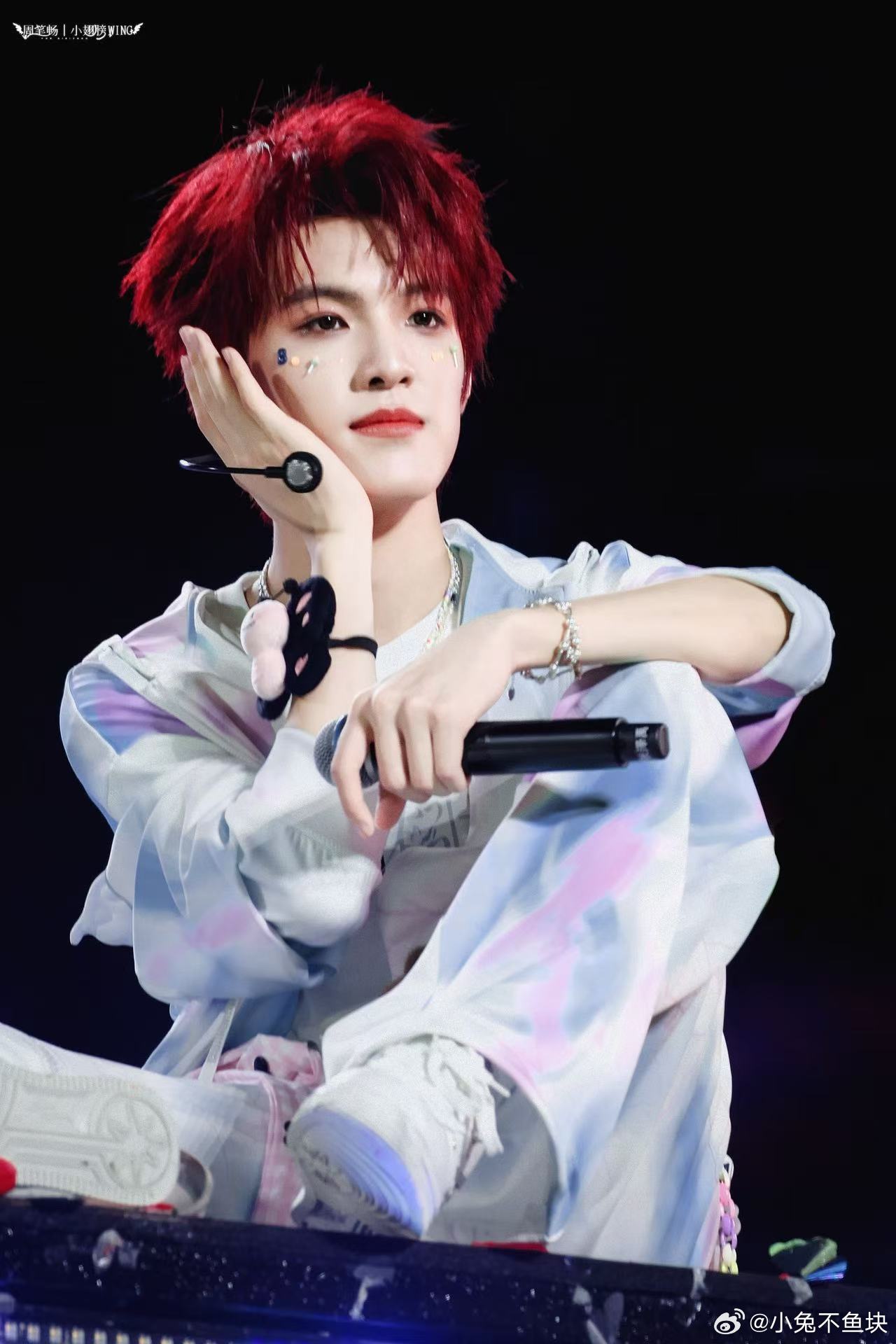 张泽禹卡点到公司很慌 忙碌的工作日常里藏着小慌张，梦到演唱会、连排五节课，还不忘