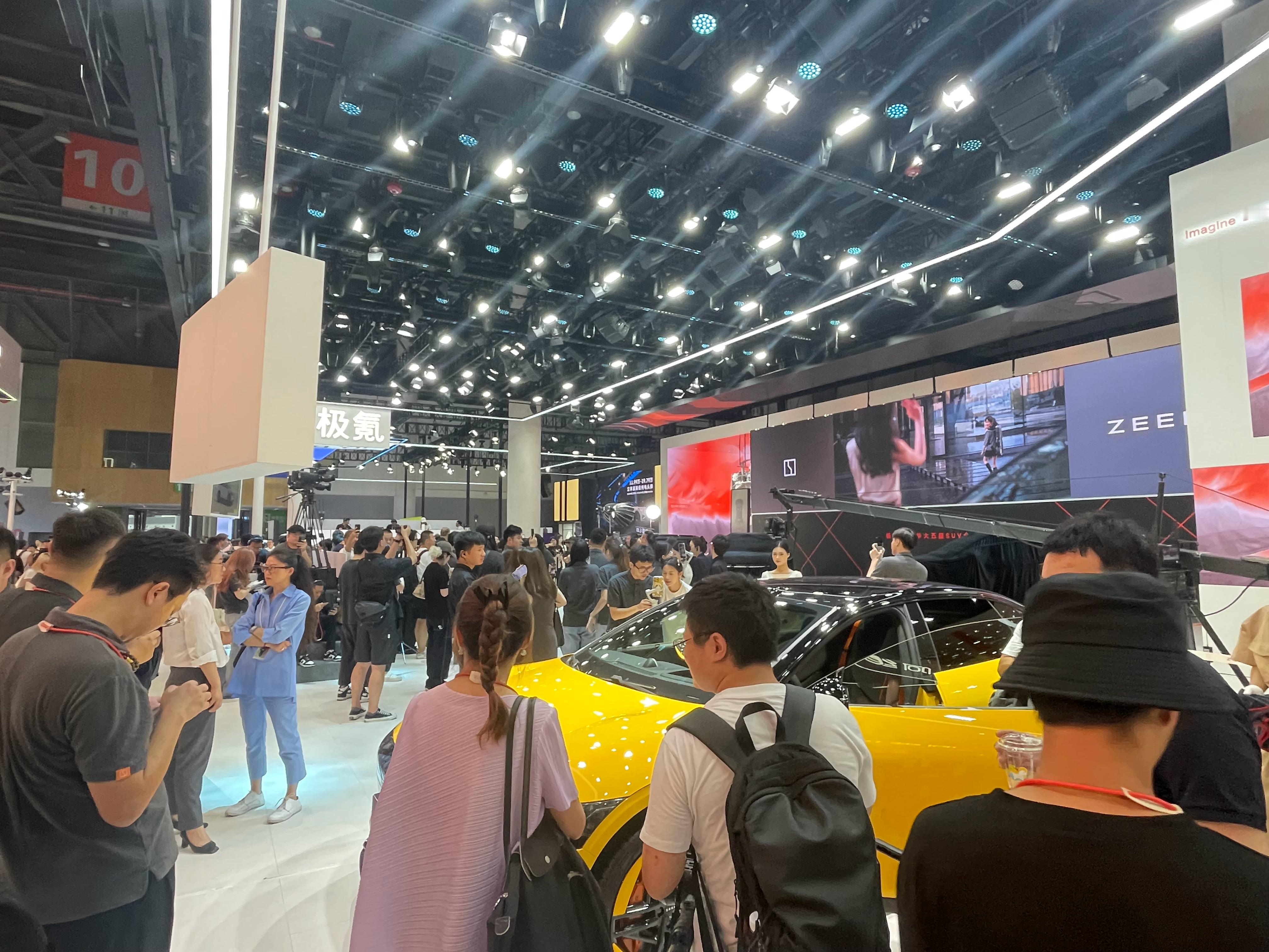 极氪展台挤满人了​​​