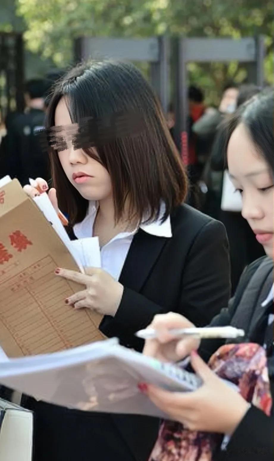 多省份陆续把公务员薪资降到合理水准，全网一片叫好，有人说这是“仇富心理”，很显然