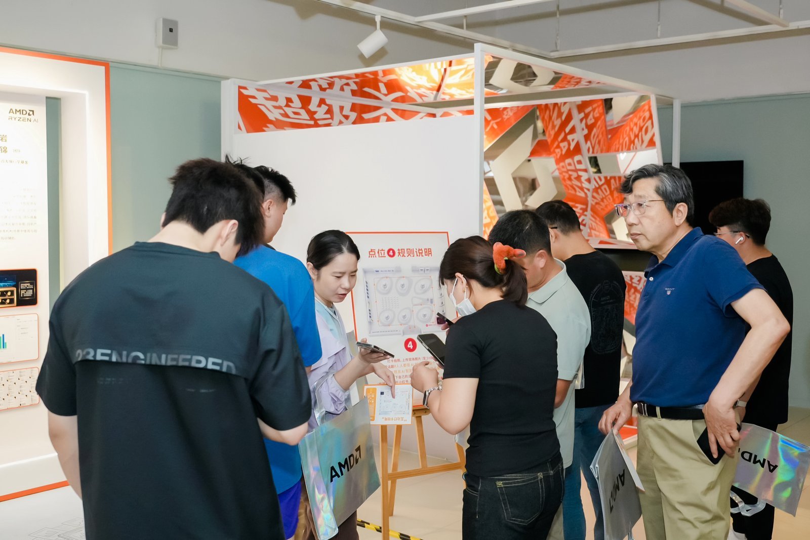北京制造业超级个体手搓AI智能体打卡北京融科资讯中心科技现场，锐龙AI创享派对氛