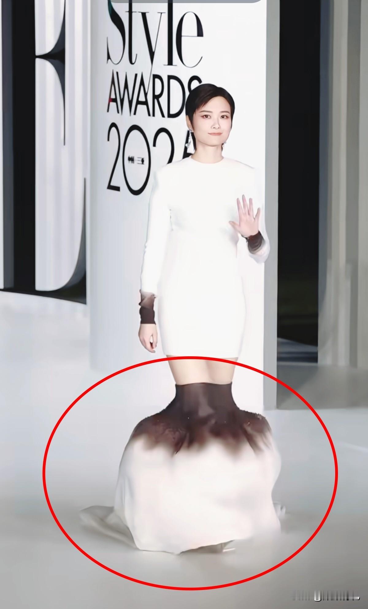 这个衣服设计像烤棉花糖，时尚感咱还真搞不懂……

不过春春的身材真抗打，几十年了