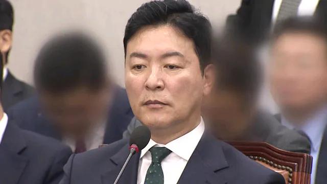 尹锡悦的警卫处闹内讧，新上任的
御林军统领金成勋被中层干部指着鼻子要求辞职。
只