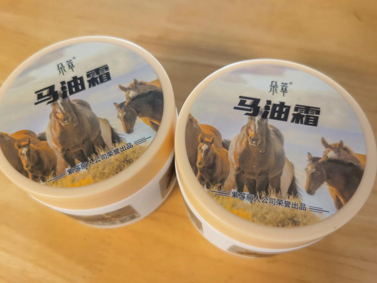  我也是有马油的人咯，48元囤了两瓶，淡淡的香味，冰凉冰凉的，像果冻般，放手上轻