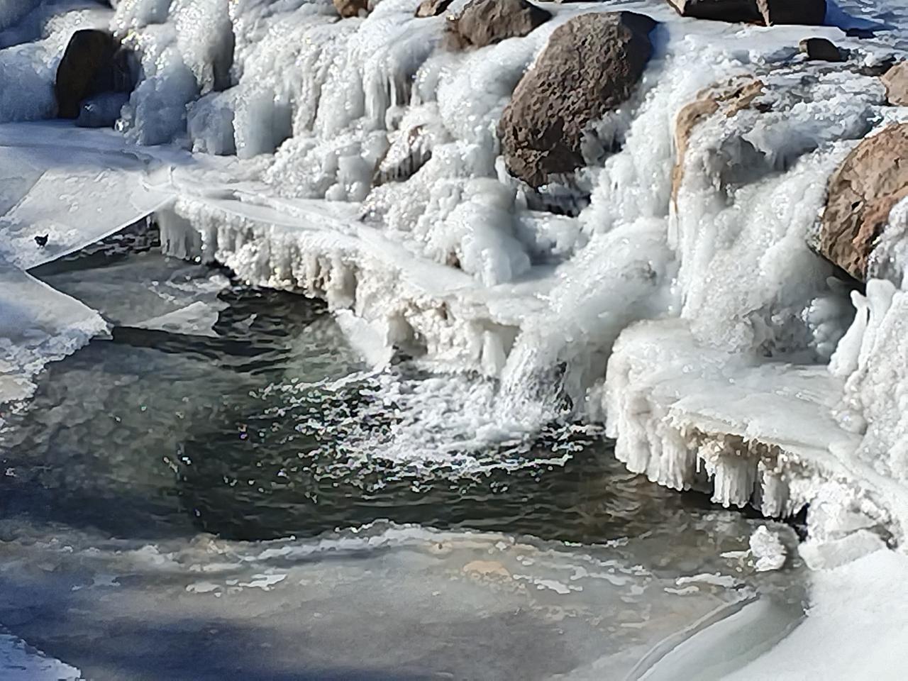 冬天的溪水依然流着，不那么张扬，不那么活泼，只是静静的哼着小曲儿。

水面被严寒