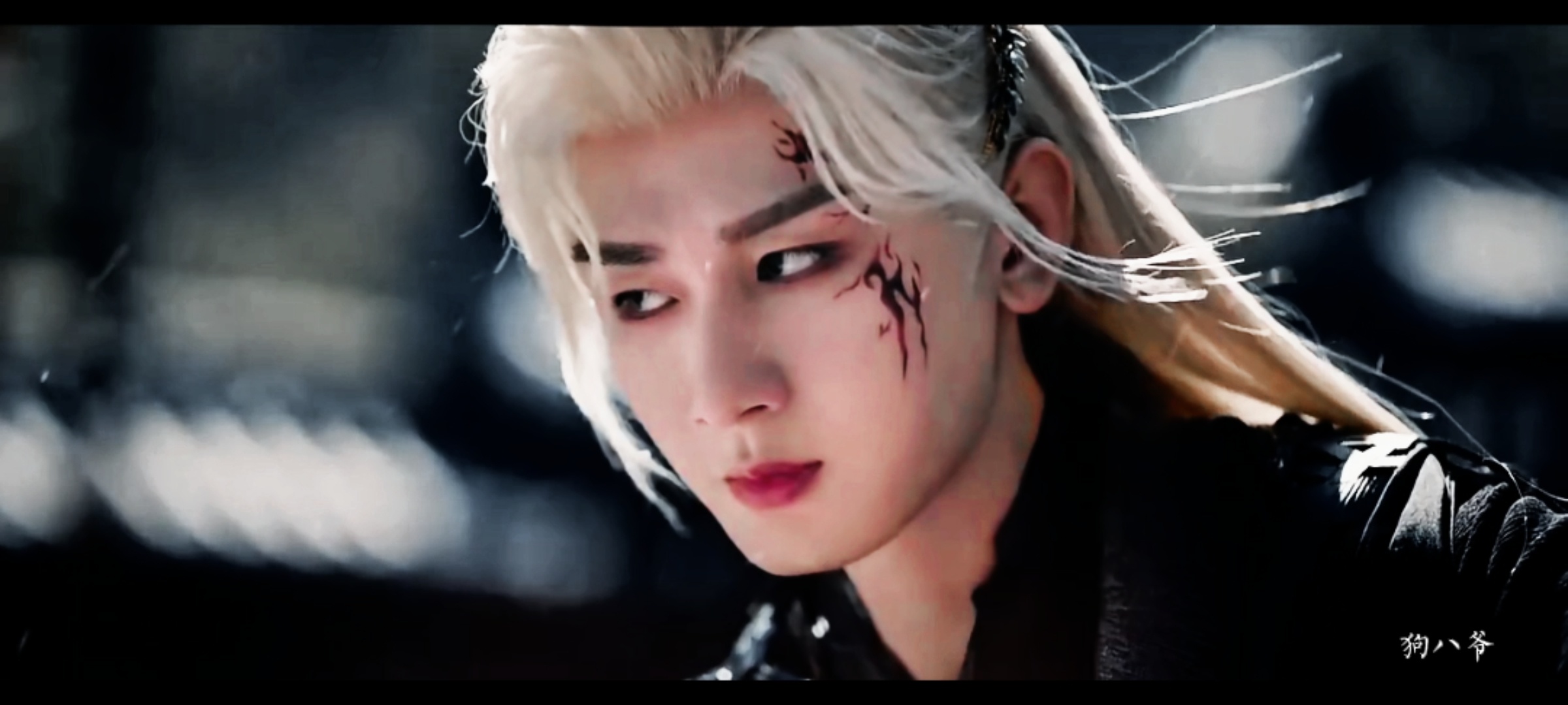 我又在剪视频，谁懂这个金发黑衣啊，真的帅炸了，还有没人觉得这个发饰特别像狐狸耳朵