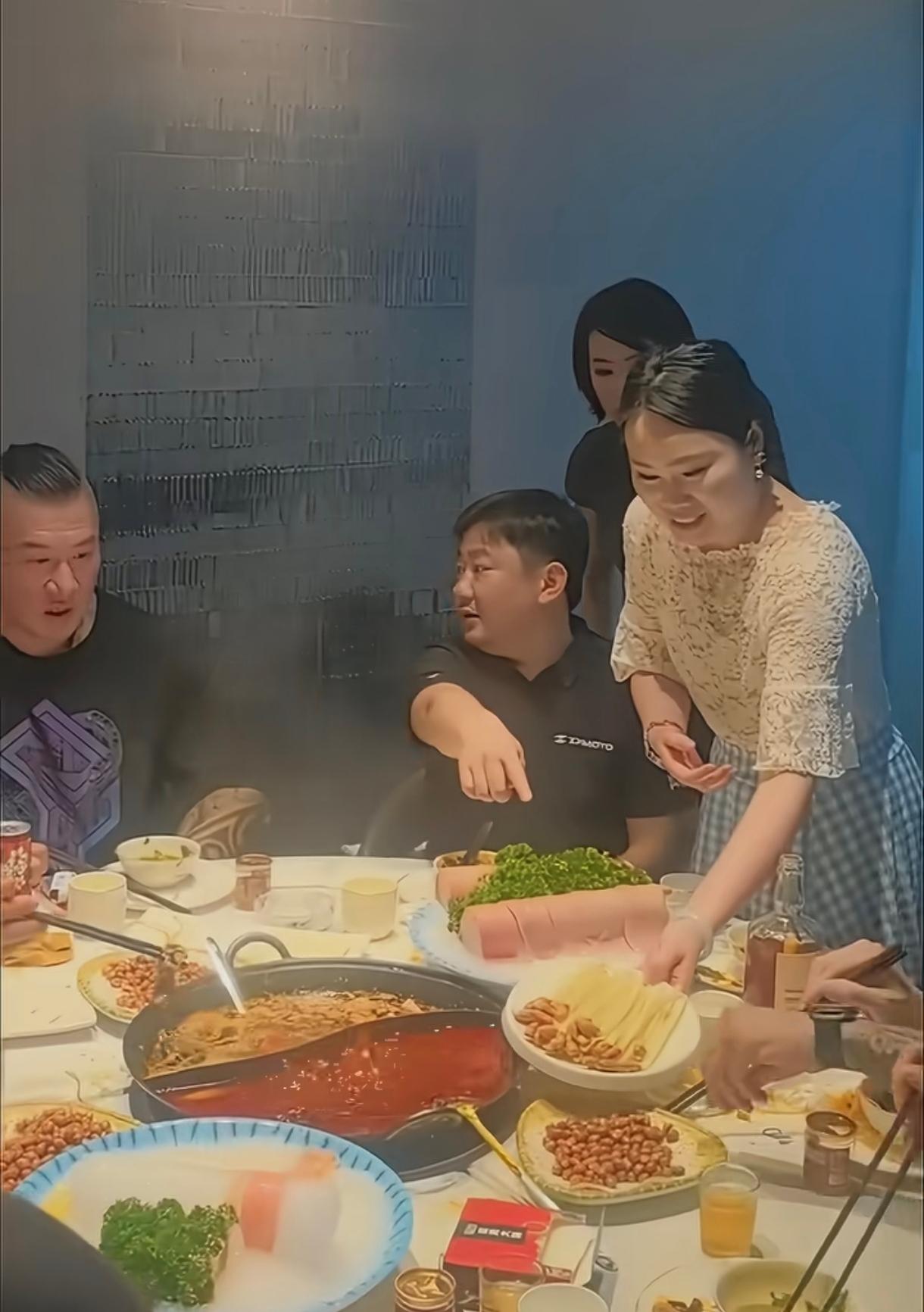 有网友觉得台北网红“馆长”和老谢来张雪机车参观有来混吃混喝的感觉。因为参观完的时