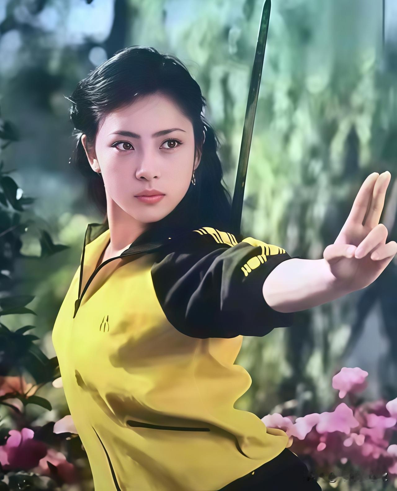著名武术演员、李连杰前妻，1961年8月30日出生于北京市，出身文艺世家，自幼热