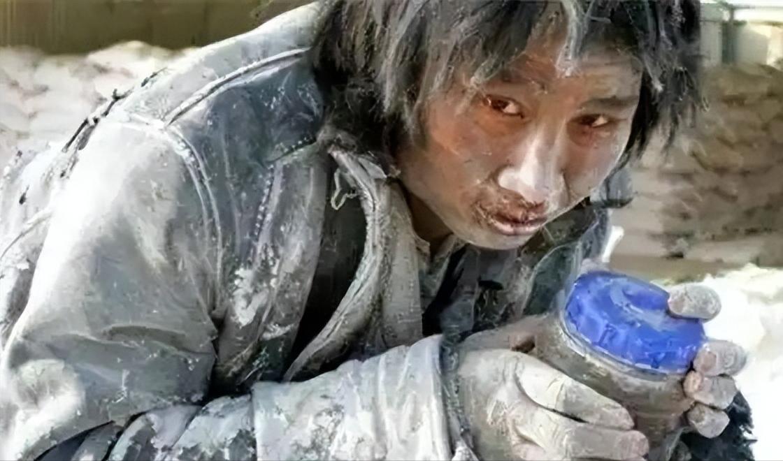 [微风]2007年，大学生崔松旺伪装成流浪汉，浑身散发恶臭，牙齿布满污垢，每天在