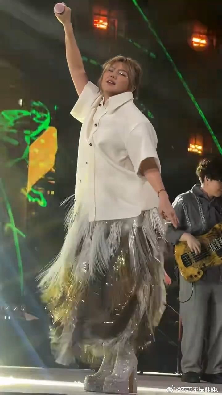 天哪我以为是张惠妹，想不到是以前瘦瘦的燕姿