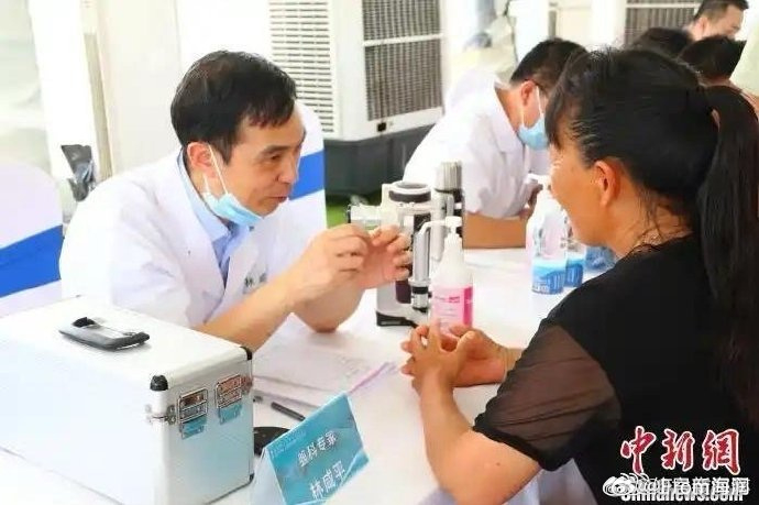 一份用药清单一趟山路入户临海把安康送到老人身边把专业医疗服务送到家门口，把贴心关