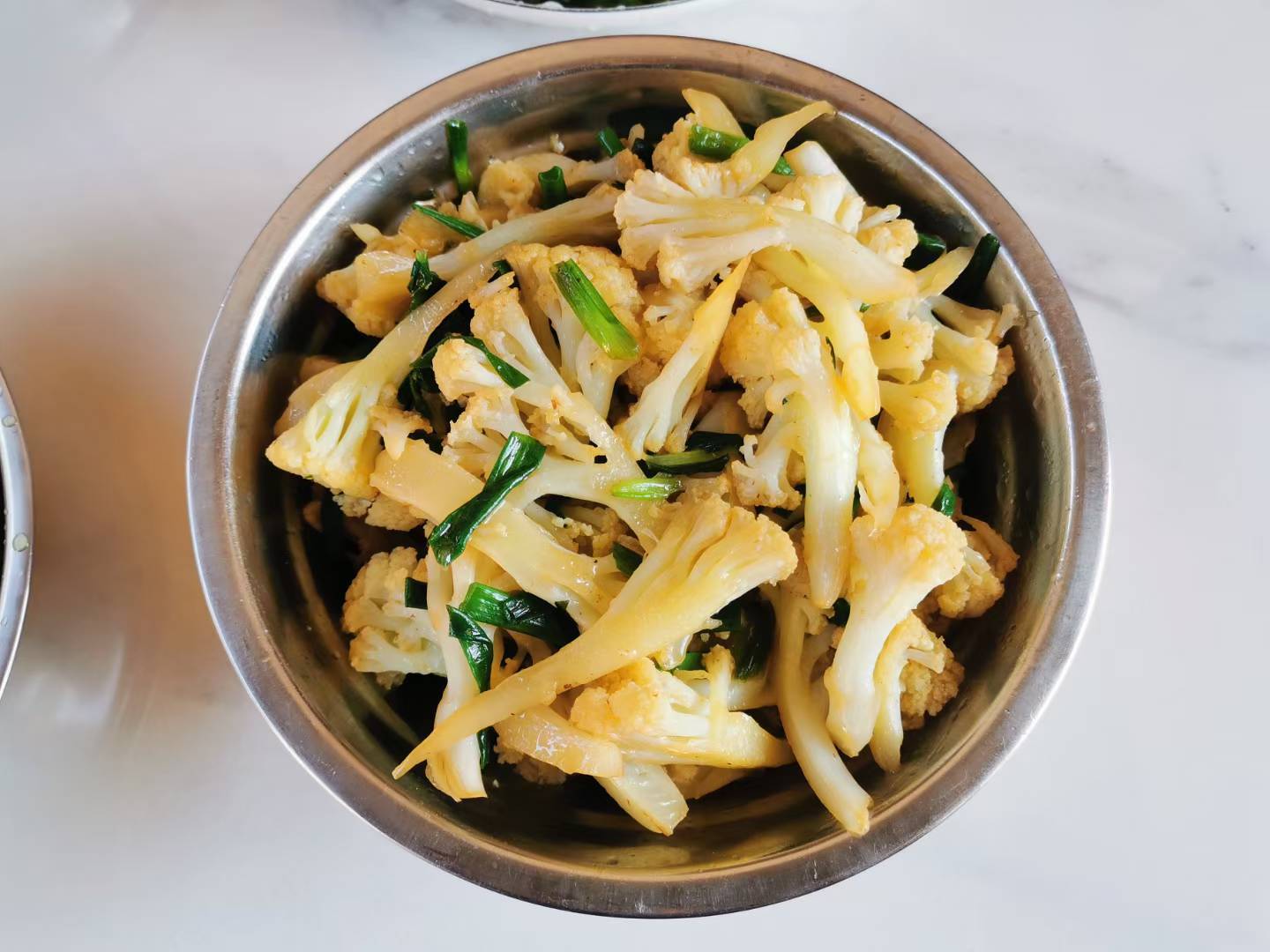 风吹过冬季的枝丫，伴几分萧然冷意，也携这朝暮往来间，岁月流转的期许。而此时的路上