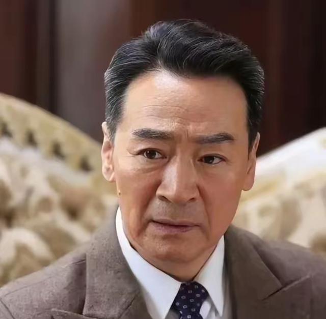 2003年，49岁的寇振海向演员李婷表白，李婷拒绝的说：寇老师，你比我大25岁，