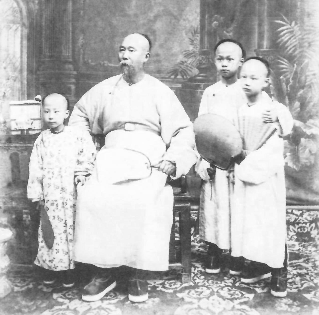 直隶总督李鸿章与孙子合影。他身为封疆大吏，公务繁忙，很少顾及家庭生活，但晚上还是