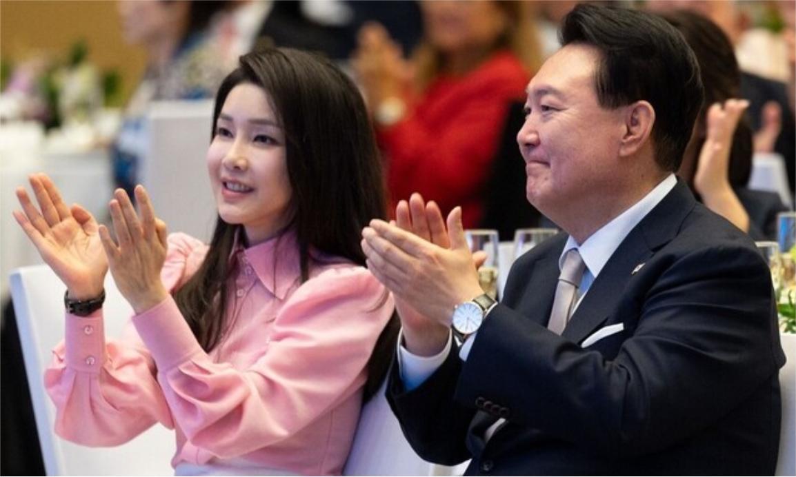 [熊猫]李在明为什么对尹锡悦夫妇赶尽杀绝，就连最后一丝尊严都不放过？
 
202