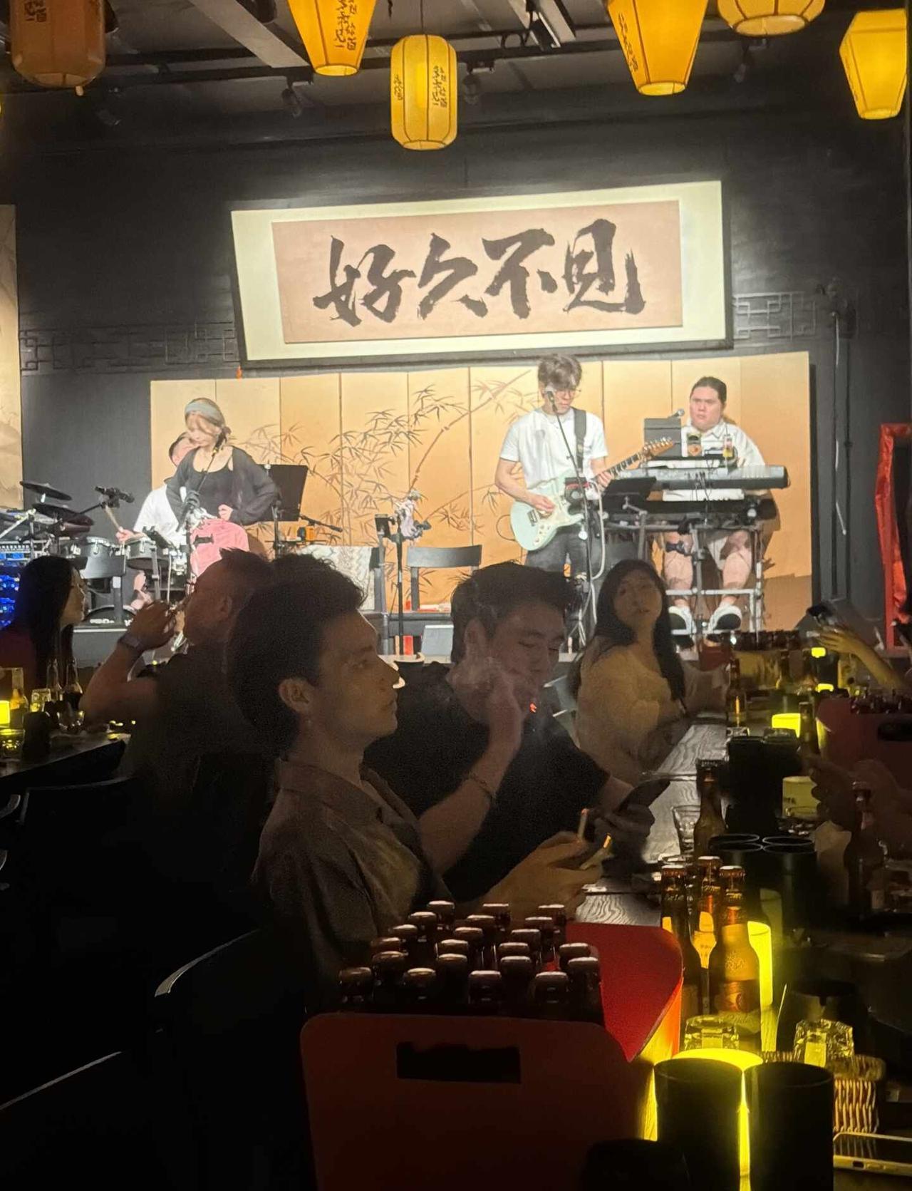 番禺好久不见烧烤民谣酒馆
在番禺的夜色里，好久不见·烧烤民谣酒馆像一处安稳的去处