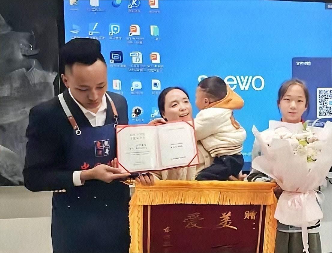 贵阳深夜夜市，3岁男童蹲在角落大哭，身边空无一人。
 
路过的人纷纷侧目，却没人