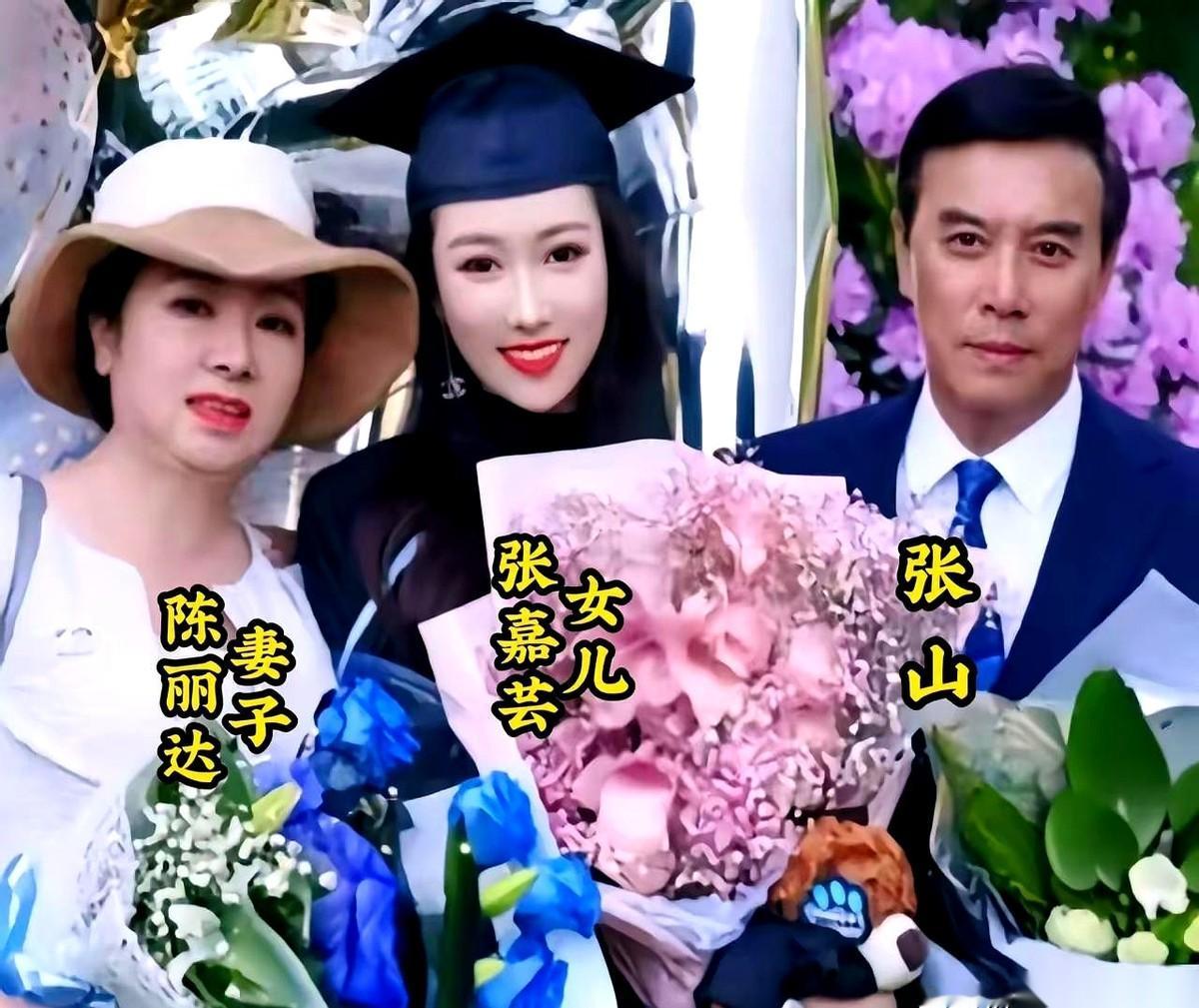 刷到张山老师一家三口的照片，我第一反应是，这姑娘也太会长了！
完美避开了所有星二