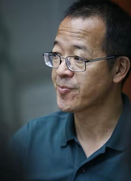 俞敏洪曾直言：如果一个环境里，把溜须拍马当成高情商，把利益输送当作协调能力，打压