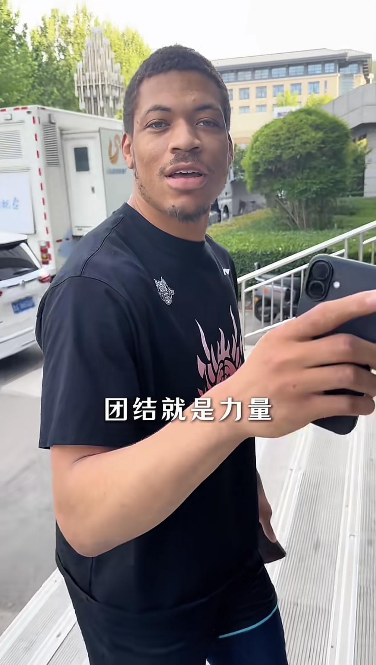 这山东队的小外援约翰逊，居然会唱中文歌曲《团结就是力量》。是呀回到济南主场，明天